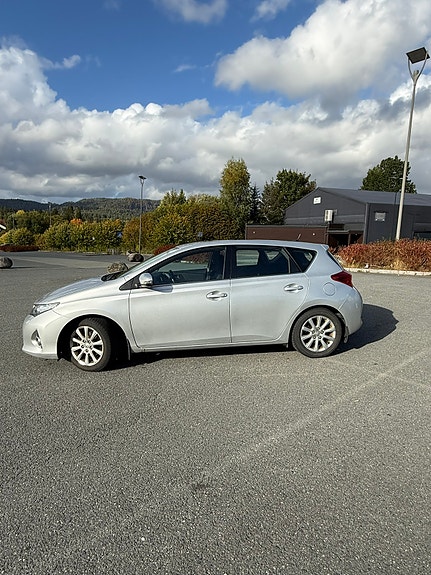 Toyota Auris 2 of 27