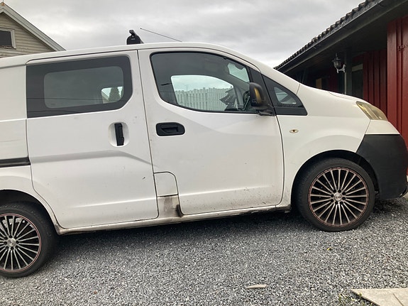 Nissan NV200 4 of 8