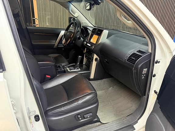 Toyota Land Cruiser 28 of 30