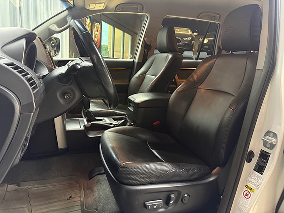 Toyota Land Cruiser 26 of 30