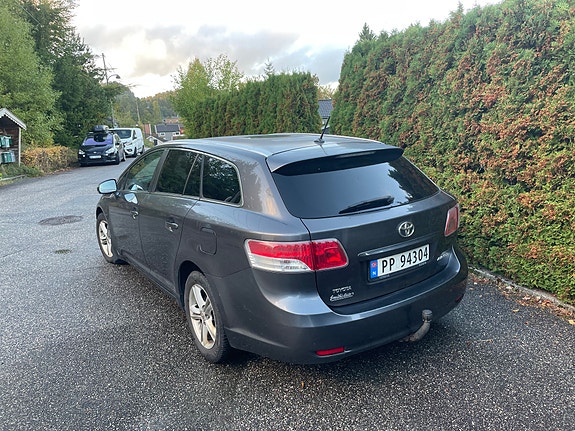 Toyota Avensis 2 of 5