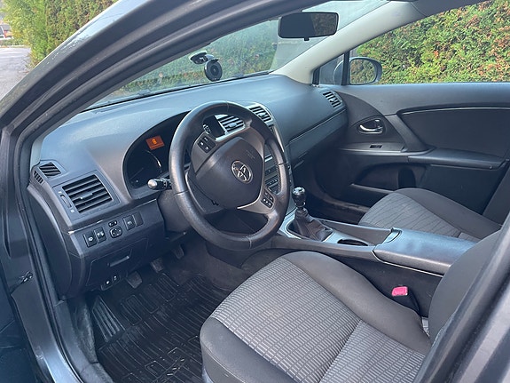 Toyota Avensis 4 of 5