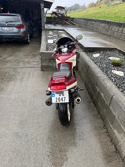 Kawasaki GPZ 500 2 of 7