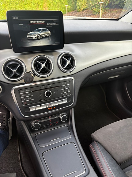 Mercedes-Benz CLA180 11 of 16