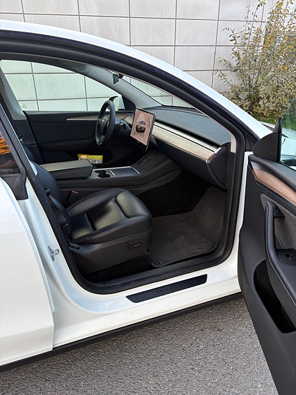 Tesla Model Y 7 of 19