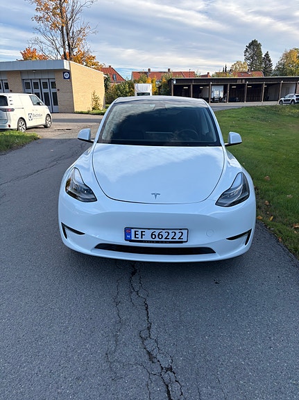 Tesla Model Y 2 of 19