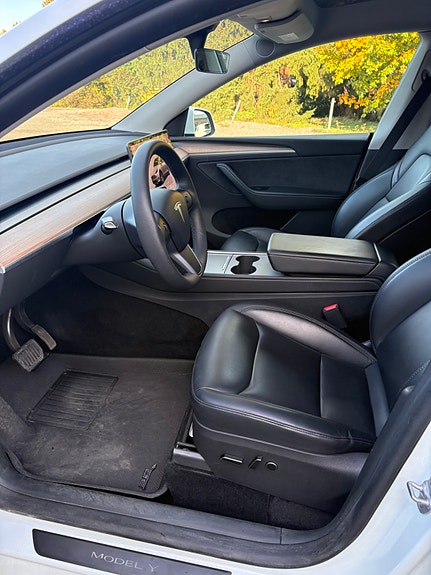 Tesla Model Y 11 of 19