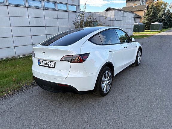 Tesla Model Y 4 of 19