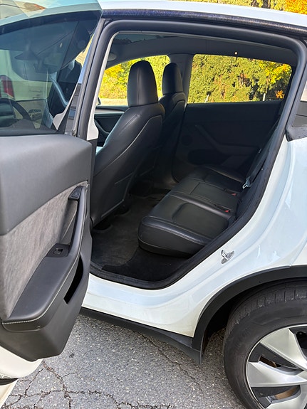Tesla Model Y 10 of 19