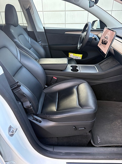 Tesla Model Y 12 of 19