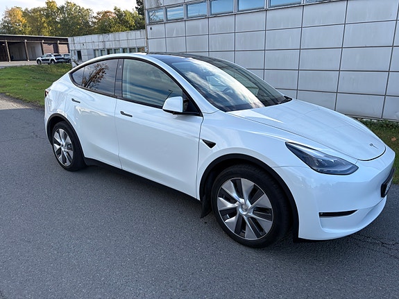 Tesla Model Y 3 of 19