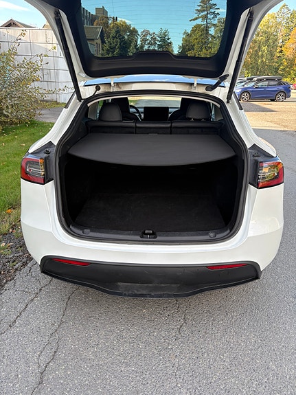 Tesla Model Y 9 of 19
