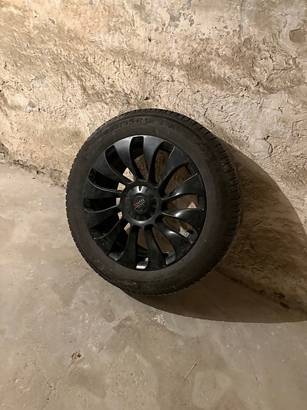 Tesla Model Y 17 of 19