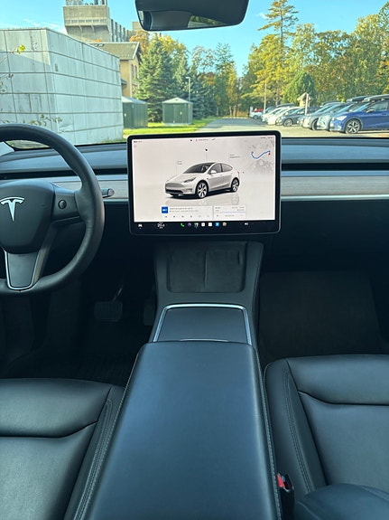 Tesla Model Y 13 of 19