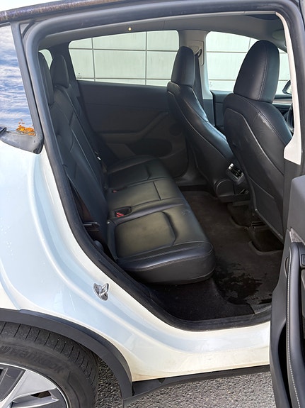 Tesla Model Y 8 of 19