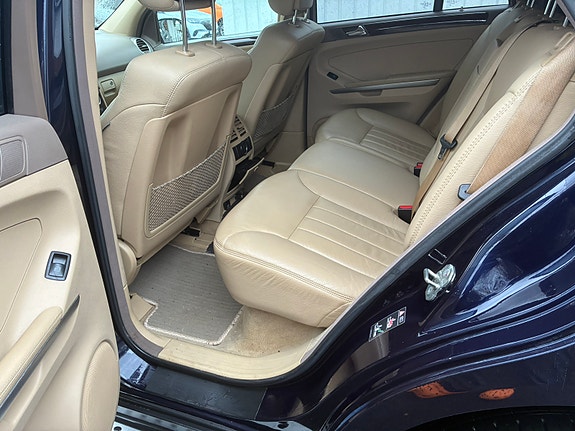 Mercedes-Benz ML350 10 of 17