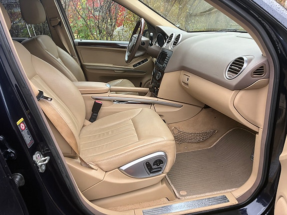 Mercedes-Benz ML350 2 of 17