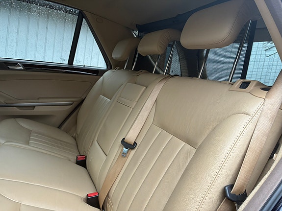Mercedes-Benz ML350 11 of 17