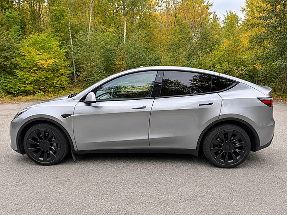 Tesla Model Y 3 of 5