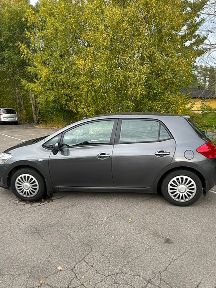 Toyota Auris 2 of 10