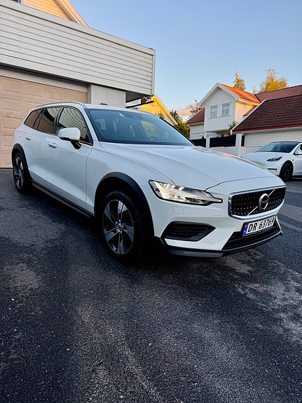 Volvo V60 Cross Country 2 of 12