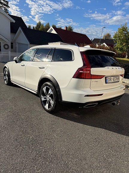 Volvo V60 Cross Country 8 of 12