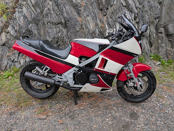 Kawasaki GPZ 600R 3 of 7