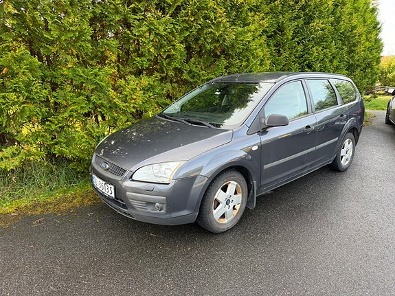 Ford Focus 2 of 3