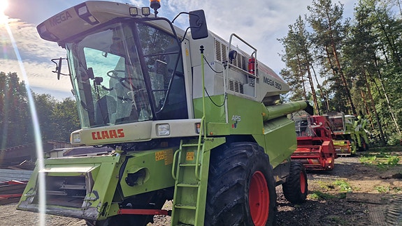 CLAAS ØNSKER Å KJØPE TRESKER Claas John Deere 4 of 4