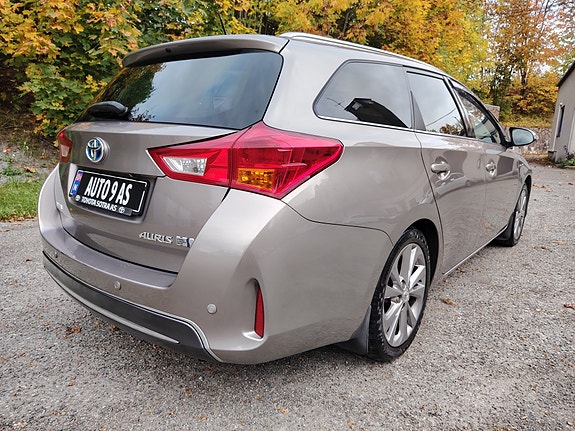 Toyota Auris 8 of 30