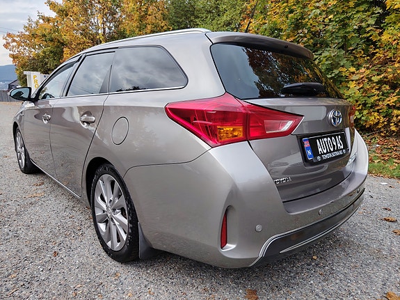 Toyota Auris 6 of 30