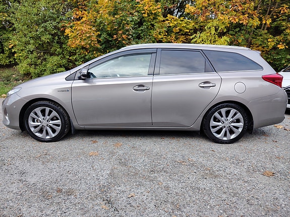 Toyota Auris 5 of 30