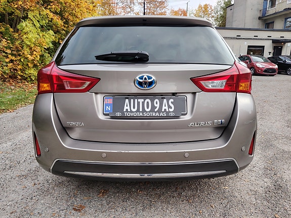 Toyota Auris 7 of 30