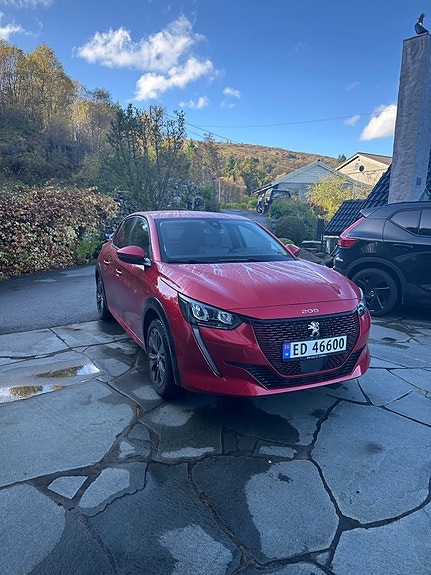 Peugeot 208 2 of 13