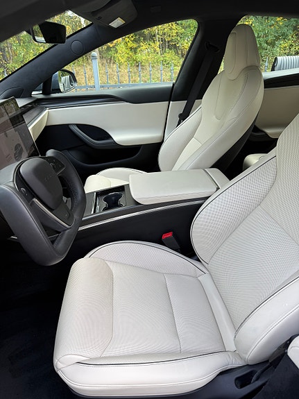 Tesla Model S 5 of 10