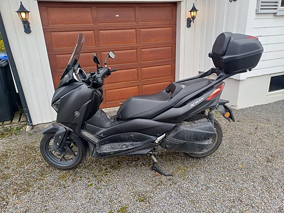 Yamaha X-Max 300 2 of 7