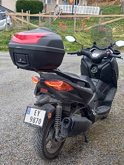 Yamaha X-Max 300 4 of 7