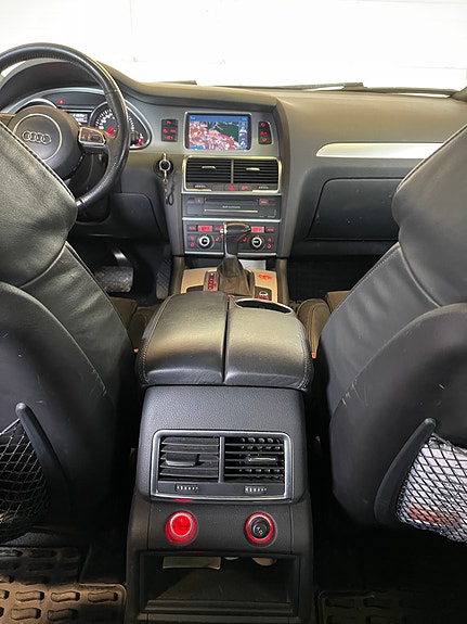 Audi Q7 2 of 5