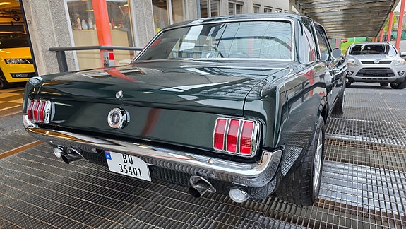 Ford Mustang 14 of 30