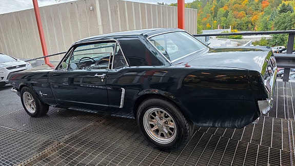Ford Mustang 20 of 30