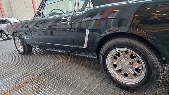 Ford Mustang 21 of 30