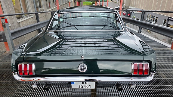 Ford Mustang 27 of 30