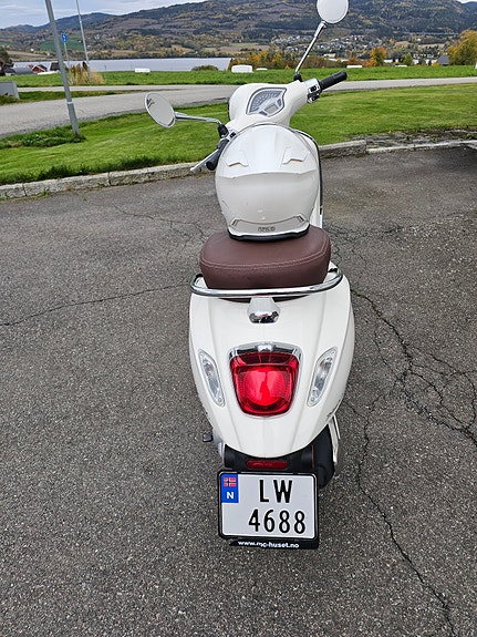 Vespa Primavera 50 3 of 5