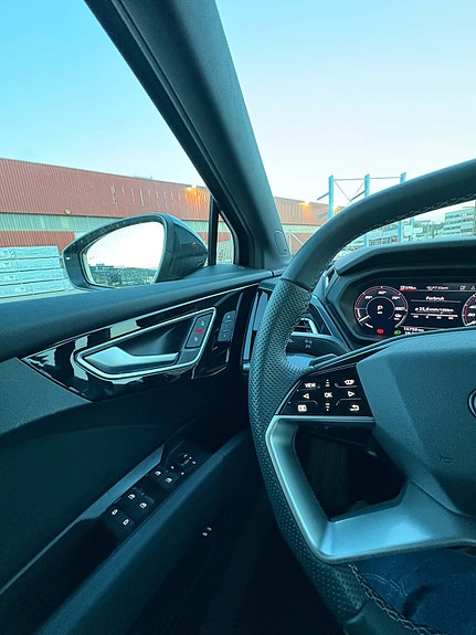 Audi Q4 e-tron 4 of 9