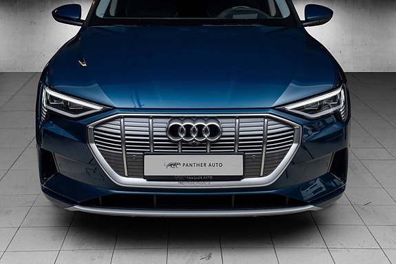 Audi e-tron 4 of 30