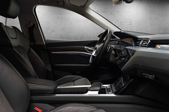 Audi e-tron 27 of 30