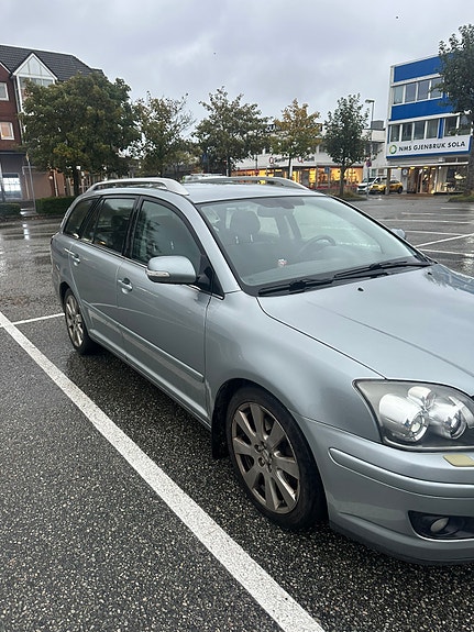 Toyota Avensis 2 of 5