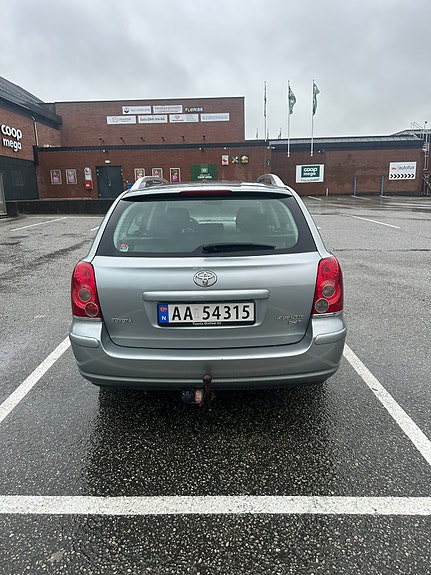 Toyota Avensis 4 of 5