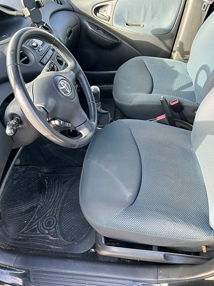 Toyota Yaris 6 of 10