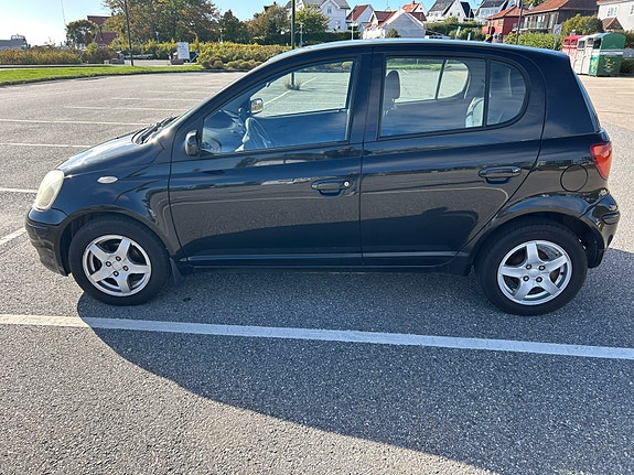 Toyota Yaris 3 of 10